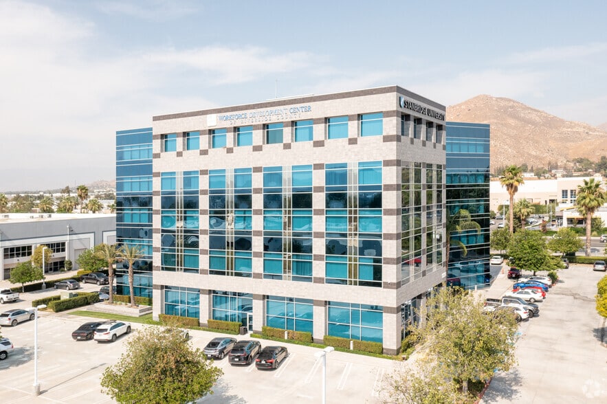 1325 Spruce St, Riverside, CA à vendre - Photo principale - Image 2 de 21