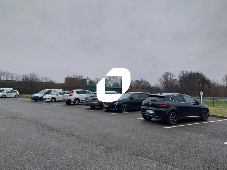 Office in La Verpillière for lease - Building Photo - Image 2 of 95