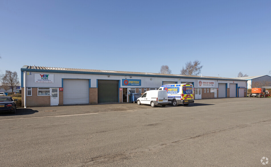 Auster Rd, York for lease - Primary Photo - Image 1 of 6