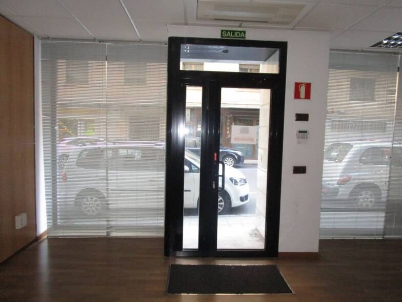 Retail in Salamanca for lease - Building Photo - Image 3 of 42