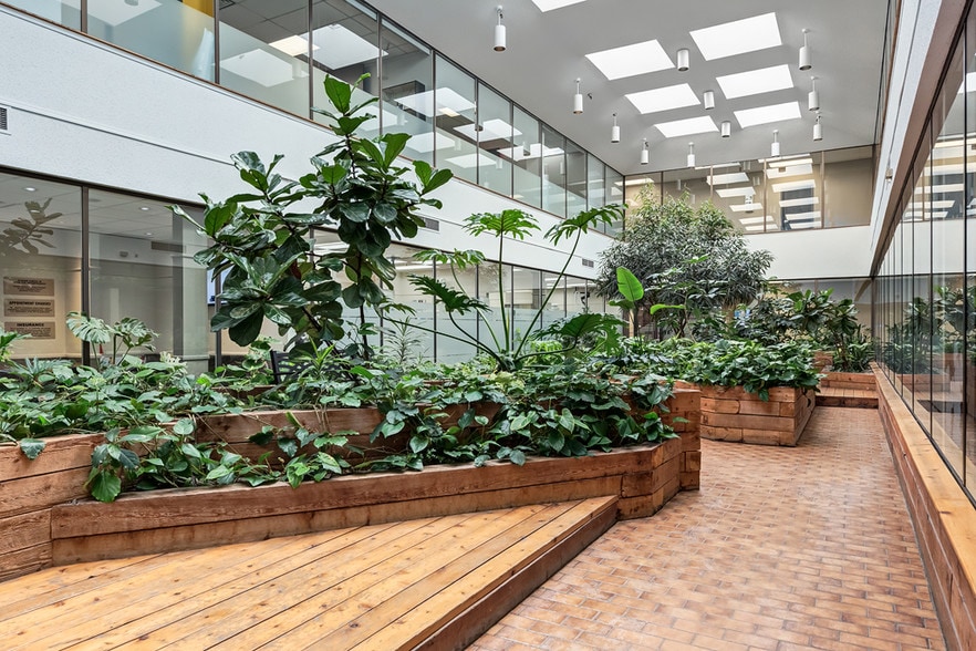 4000 Glenmore Crt SE, Calgary, AB for lease - Interior Photo - Image 3 of 9