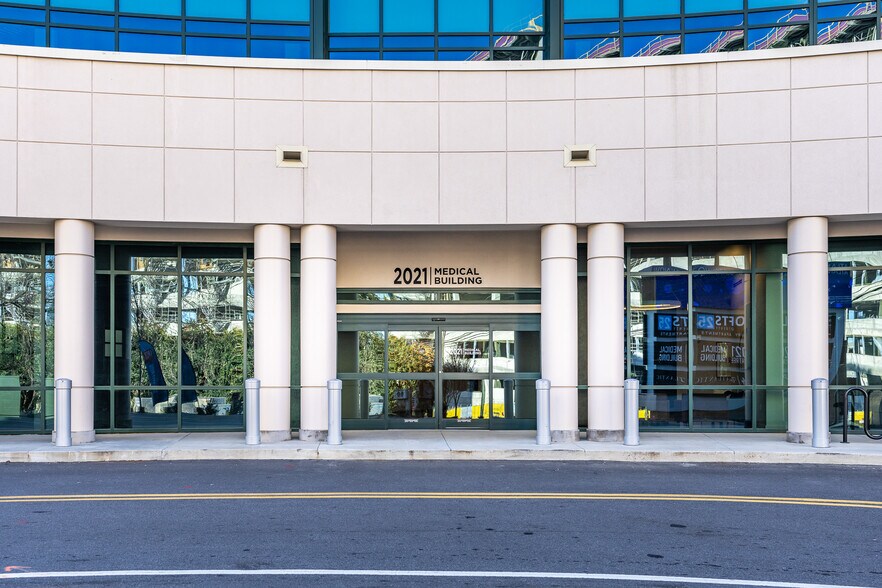 2021 Peachtree Rd, Atlanta, GA à louer - Photo du bâtiment - Image 3 de 8