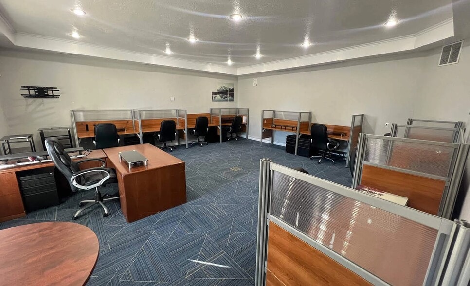 2070 W Broadway St, Idaho Falls, ID for lease - Interior Photo - Image 2 of 6