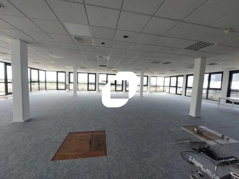 Office in Guyancourt for lease - Building Photo - Image 3 of 16