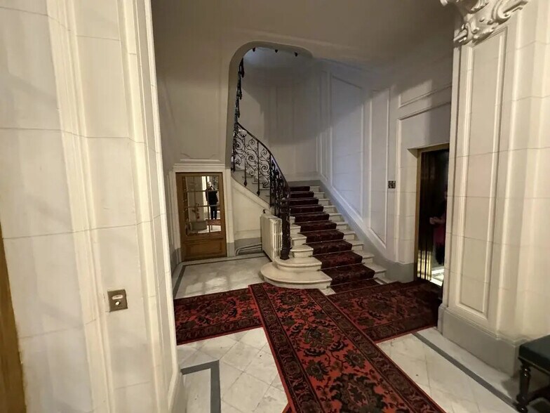 199 Bis Boulevard Saint-Germain, Paris à vendre - Photo du bâtiment - Image 3 de 9