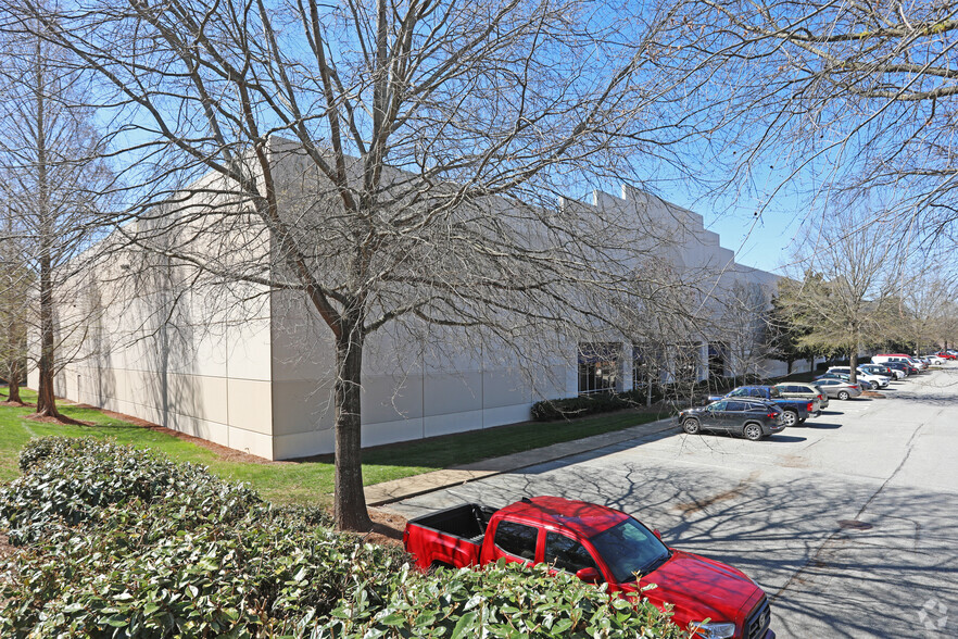 651 Brigham Rd, Greensboro, NC for lease - Building Photo - Image 2 of 13