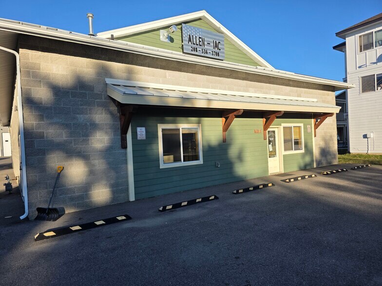 1725 Culvers Dr, Sandpoint, ID à louer - Photo du bâtiment - Image 2 de 17