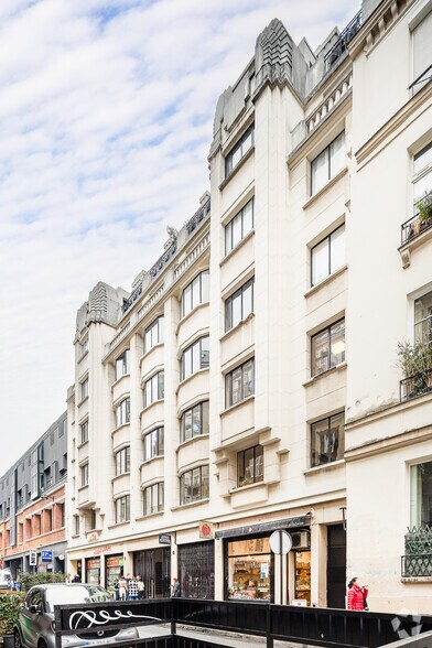 Rue Des Petites Ecuries, Paris for lease - Building Photo - Image 2 of 3