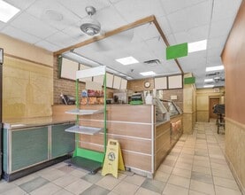 727 Queen St E, Toronto, ON à louer Photo intérieure- Image 1 de 3