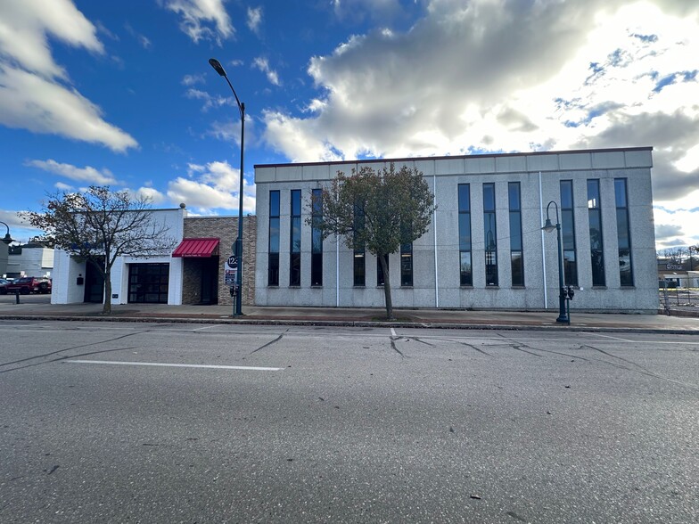 123 W Front St, Traverse City, MI for lease - Building Photo - Image 1 of 93