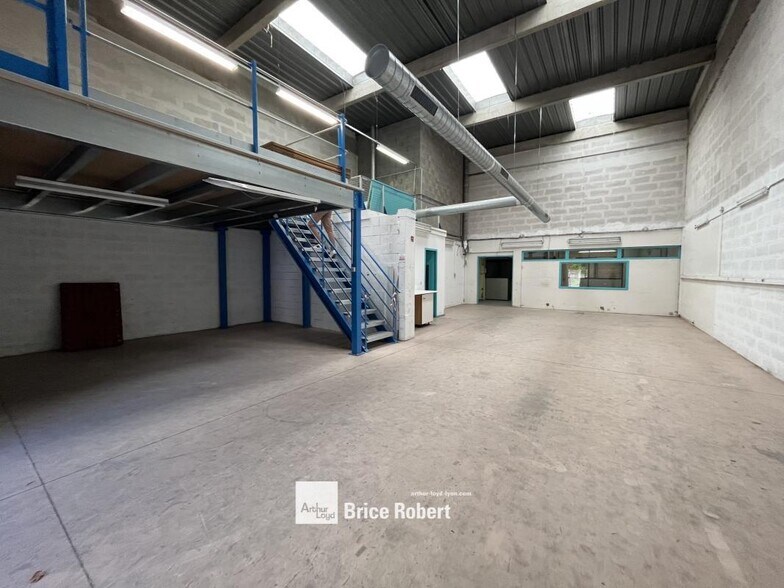 Flex in Lyon for lease - Interior Photo - Image 2 of 5