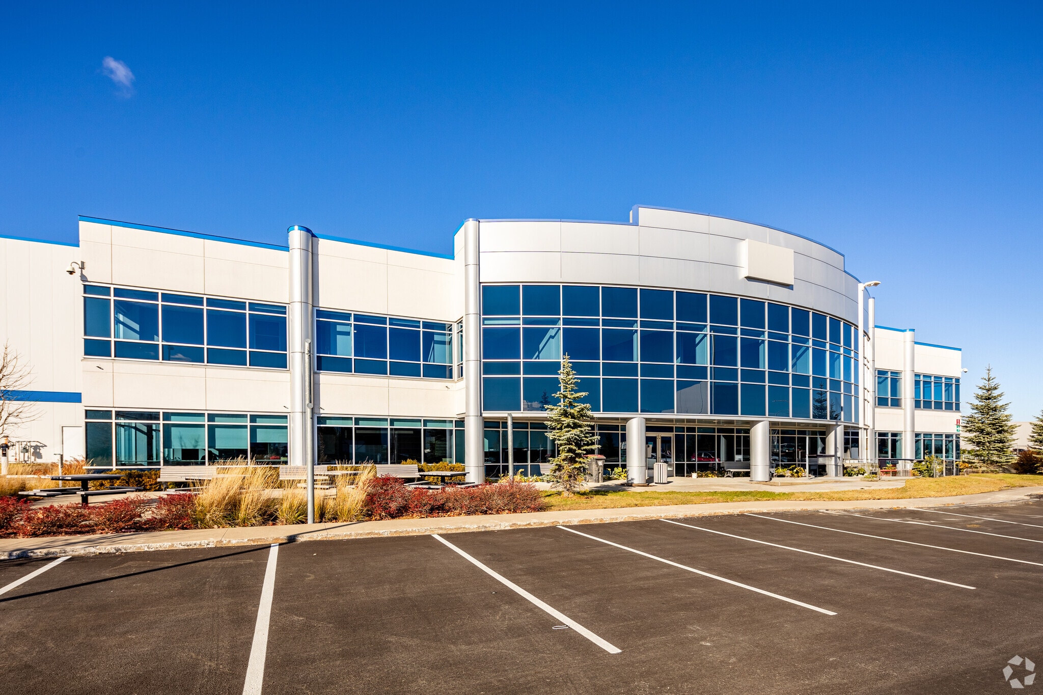 4915 Rue Louis B Mayer, Laval, QC for lease Primary Photo- Image 1 of 22