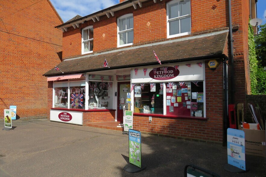 High St, Hartley Wintney à louer - Photo du bâtiment - Image 2 de 4