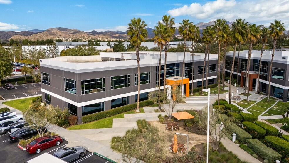 25391 Commercentre Dr, Lake Forest, CA à vendre - Photo du bâtiment - Image 3 de 15