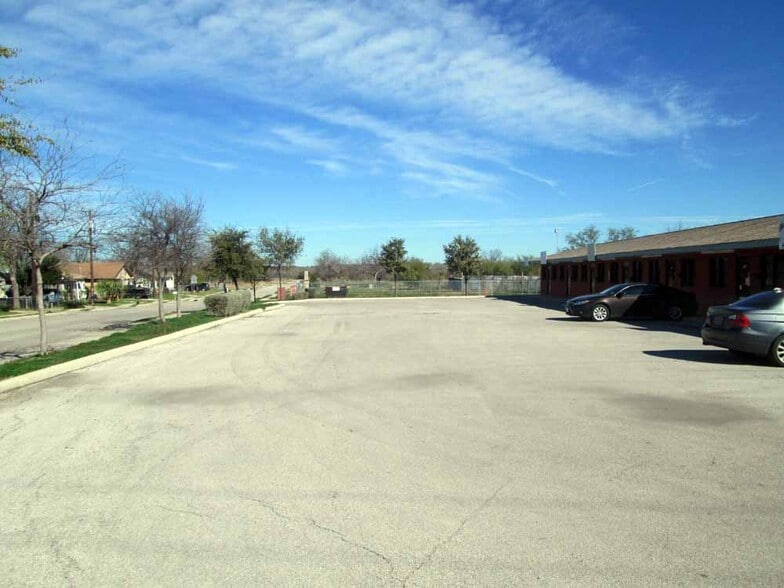 6353 W Commerce St, San Antonio, TX for lease - Building Photo - Image 3 of 4