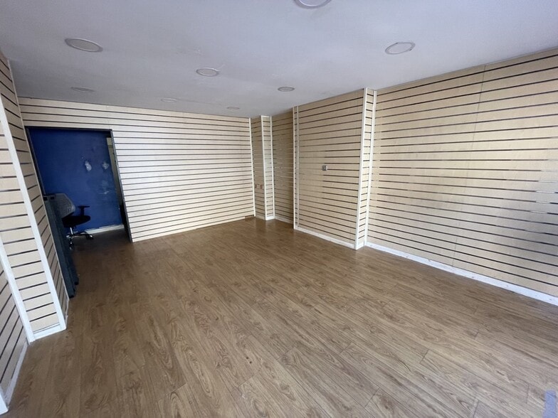 81 Berry Ln, Longridge for lease - Interior Photo - Image 2 of 2