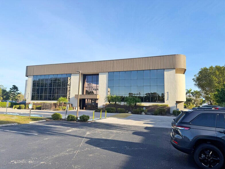 8191 College Pky, Fort Myers, FL à louer - Photo du bâtiment - Image 2 de 2