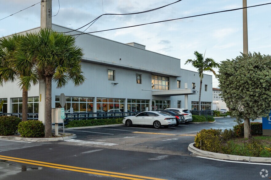 1299 E Commercial Blvd, Oakland Park, FL à louer - Photo du bâtiment - Image 2 de 14
