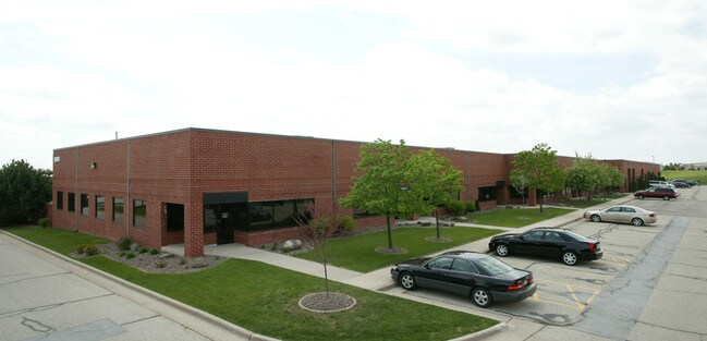 Plus de détails pour 2000 Pewaukee Rd, Waukesha, WI - Local d'activités à louer