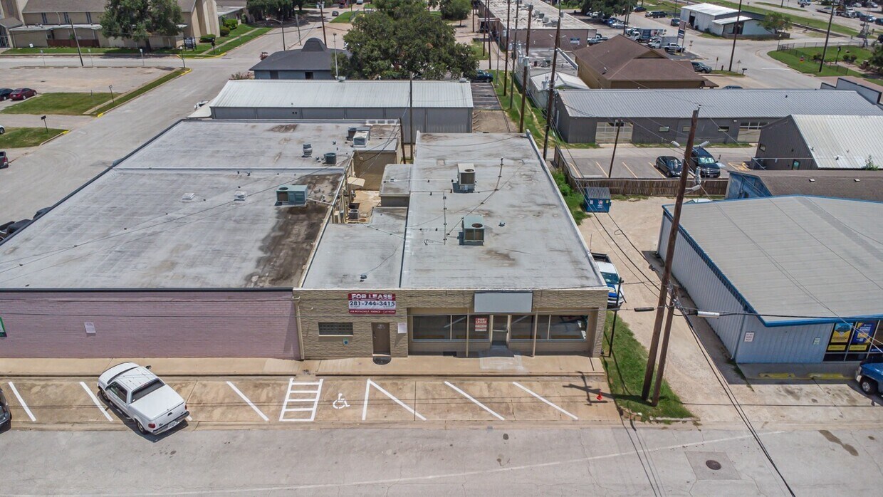 818 Avenue B, Katy, TX for lease Building Photo- Image 1 of 17