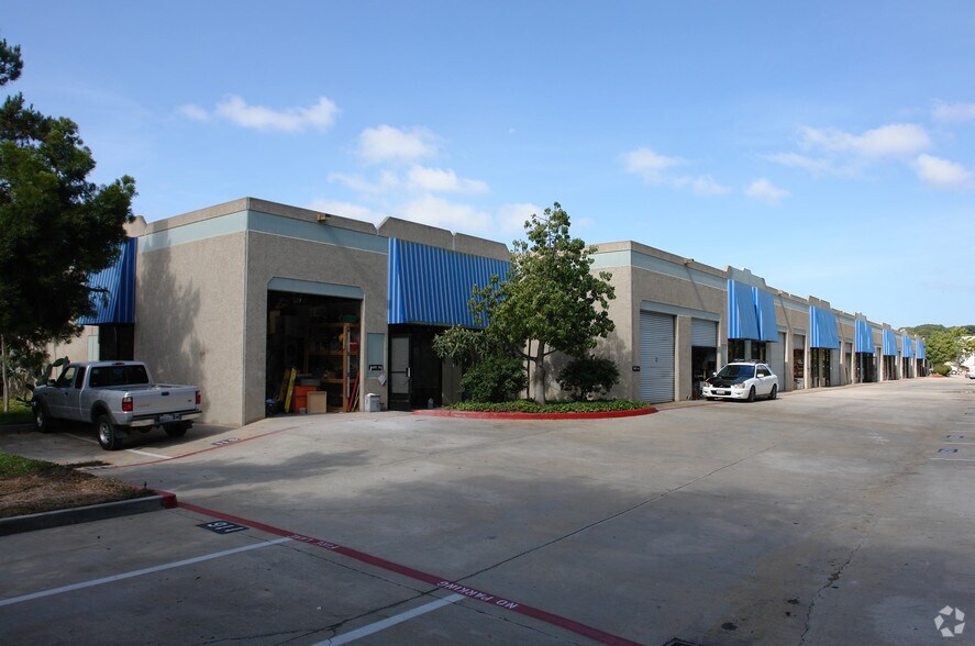 9885 Mesa Rim Rd, San Diego, CA à louer - Photo du bâtiment - Image 1 de 4