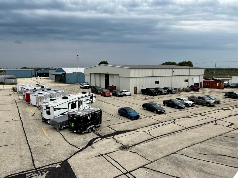 8545 Pyott Rd, Lake In The Hills, IL for sale - Primary Photo - Image 1 of 1