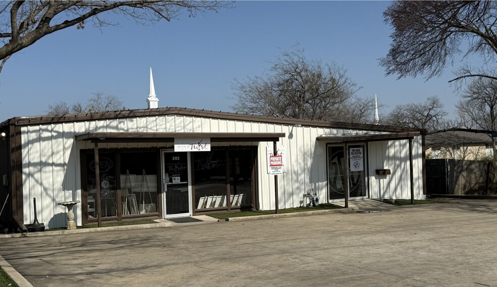 203 E Worth St, Grapevine, TX à louer - Photo du bâtiment - Image 2 de 8