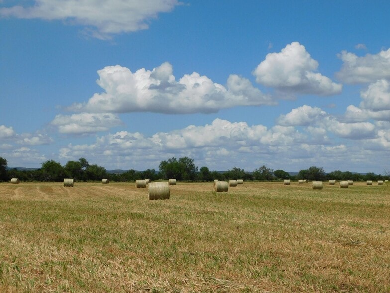 10566 Texas Highway 127, Sabinal, TX for sale - Building Photo - Image 1 of 11