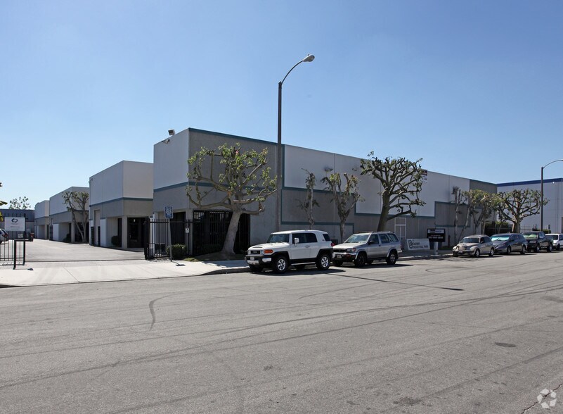 146 W 132nd St, Los Angeles, CA à louer - Photo du bâtiment - Image 2 de 8