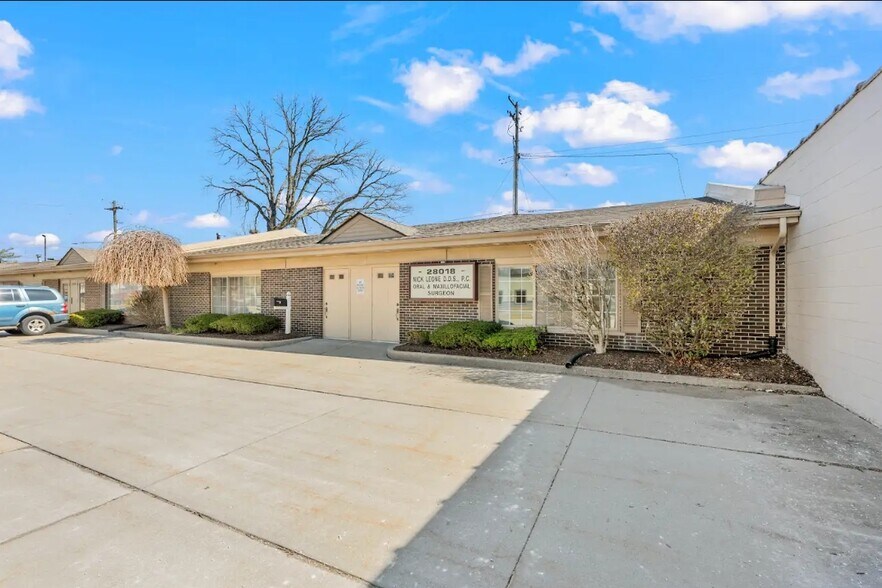 28018-28050 Harper Ave, Saint Clair Shores, MI à vendre - Photo du bâtiment - Image 2 de 12