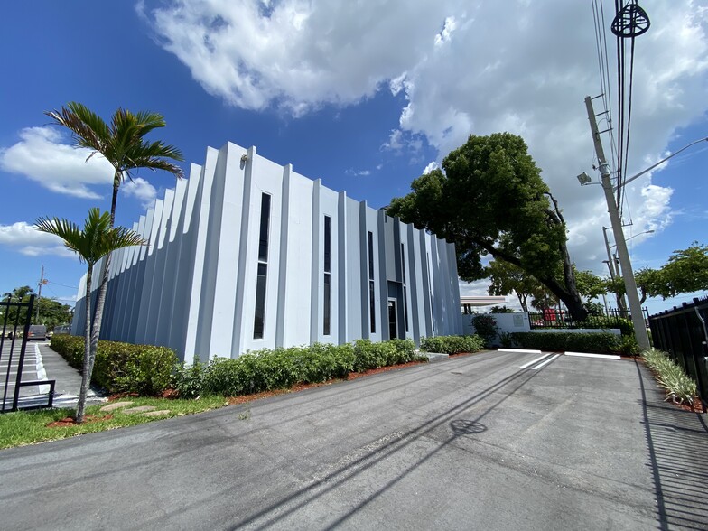 2351 N Dixie Hwy, Pompano Beach, FL à louer - Photo du b timent - Image 3 de 10