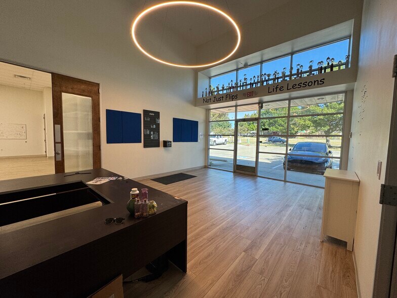 1081 Ohio Dr, Plano, TX à louer - Photo du bâtiment - Image 2 de 8