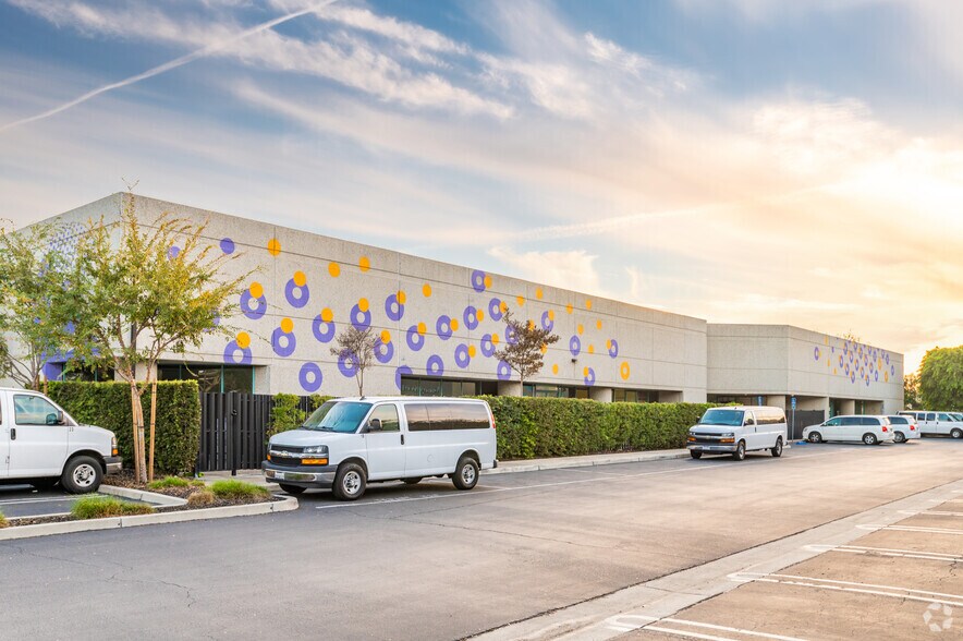 Centerpointe Portfolio portfolio of 3 properties for sale on LoopNet.ca - Primary Photo - Image 3 of 4