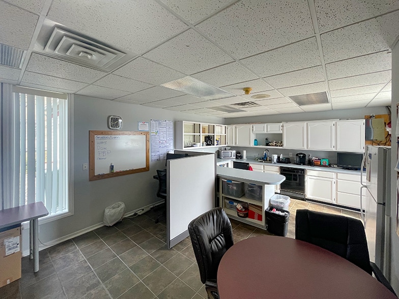 2182 Commons Pky, Okemos, MI for sale - Interior Photo - Image 2 of 6