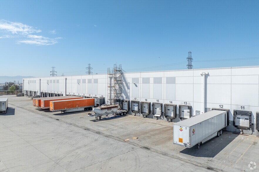 13055 Valley Blvd, Fontana, CA for lease - Building Photo - Image 2 of 4