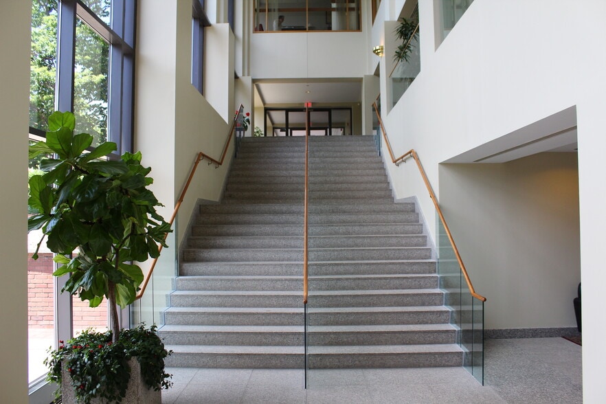 10 Waterside Dr, Farmington, CT for lease - Building Photo - Image 2 of 24