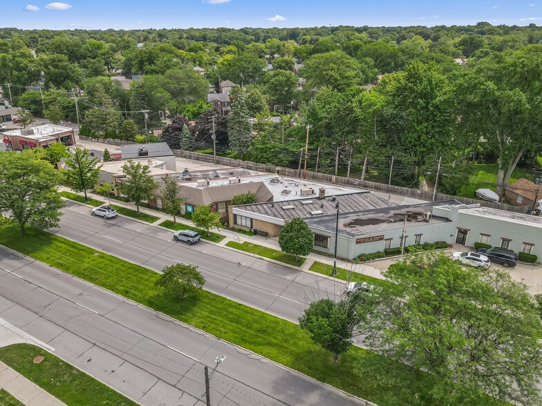 18120 Mack Ave, Grosse Pointe, MI à vendre - Photo du bâtiment - Image 3 de 24