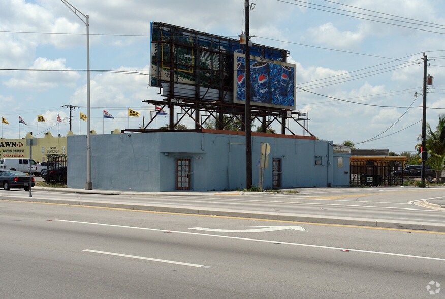13990 NW 27th Ave, Opa Locka, FL à louer - Photo du bâtiment - Image 2 de 7