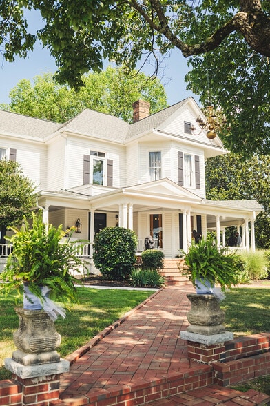 123 SE Railroad St, Youngsville, NC à vendre - Photo du bâtiment - Image 1 de 43