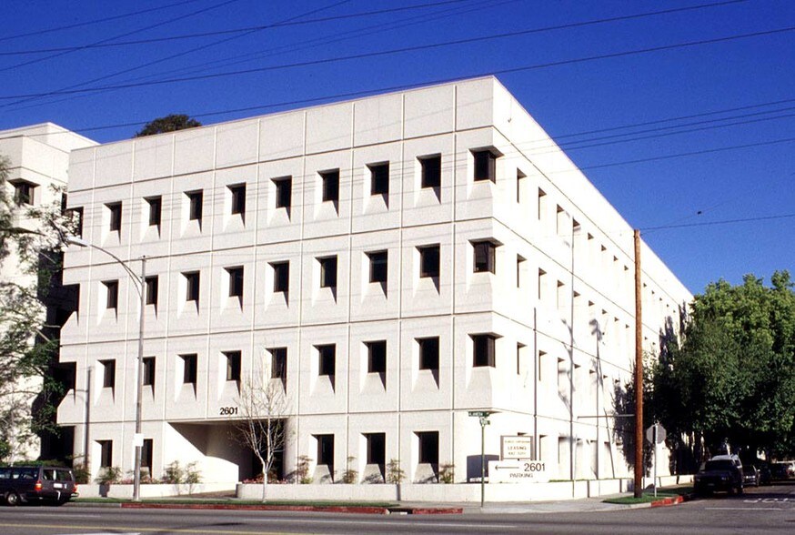 2601 W Alameda Ave, Burbank, CA à louer - Photo du bâtiment - Image 2 de 14