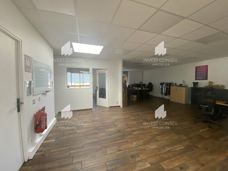 10 Avenue Du Fief, SAINT-OUEN-L'AUMONE for sale - Interior Photo - Image 2 of 8