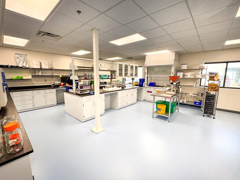 856 Hercules Dr, Colchester, VT à louer - Photo du bâtiment - Image 2 de 11