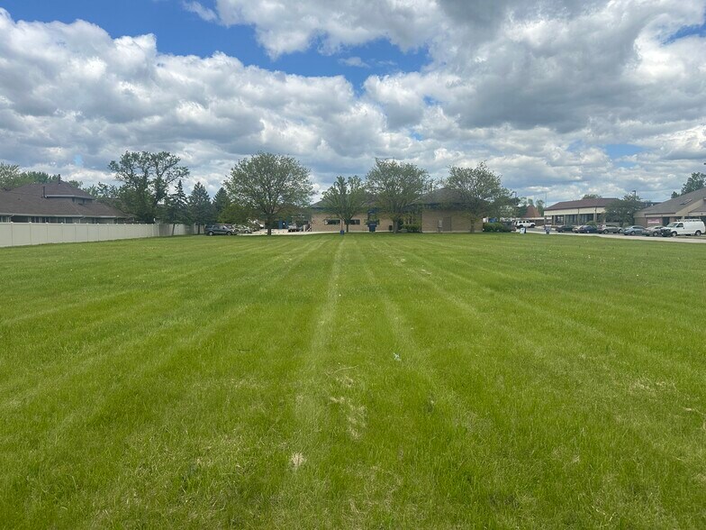 99 W Merchants Dr, Oswego, IL à vendre - Photo du bâtiment - Image 3 de 10