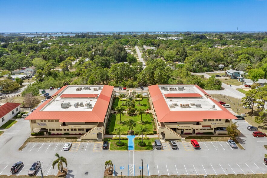 900 Pine St, Englewood, FL à vendre - Photo du bâtiment - Image 2 de 2