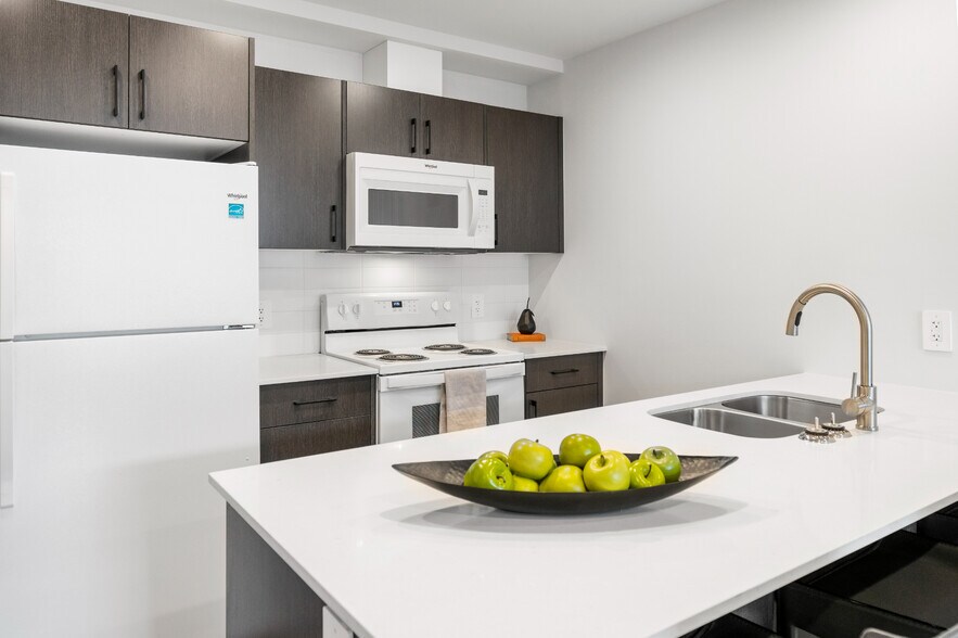 2830 Peatt Rd, Victoria, BC à louer - Photo du bâtiment - Image 3 de 9