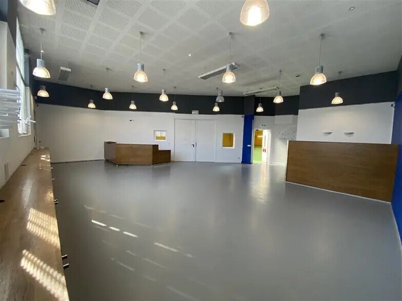 Flex in Montreuil for lease - Interior Photo - Image 3 of 5