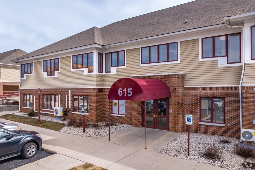 Riverfront Office Center portfolio of 2 properties for sale on LoopNet.ca - Building Photo - Image 3 of 4