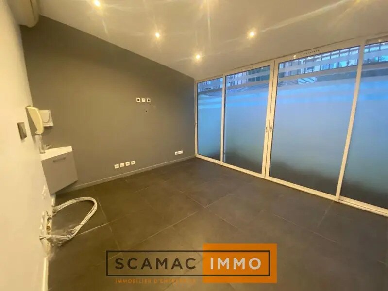 Retail in Auriol for sale Interior Photo- Image 1 of 6
