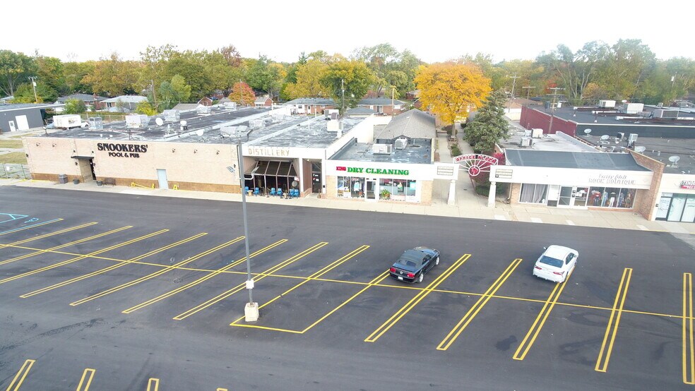 27500 Schoolcraft Rd, Livonia, MI à louer - Photo du bâtiment - Image 3 de 5