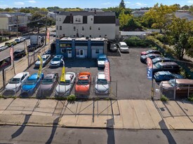 Auto Lot | 6,917 SF lot | 1,540 SF Retail - Services immobiliers commerciaux